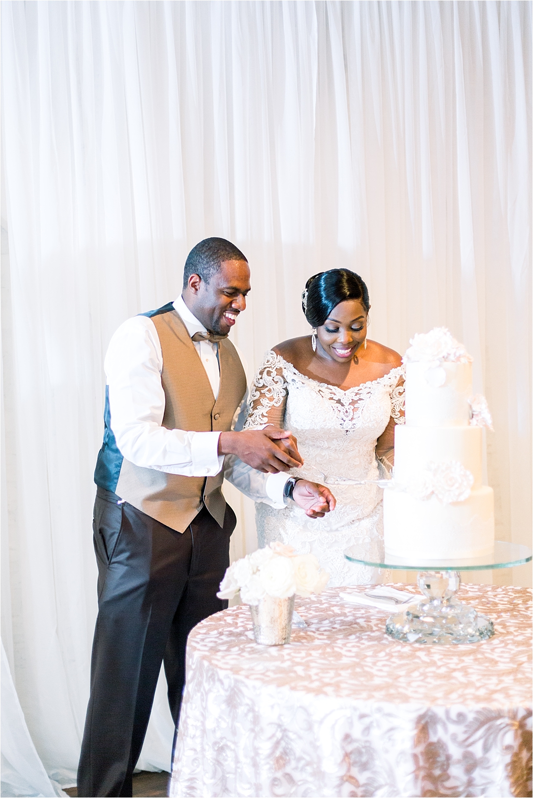 couple cutting wedding cake_Photos by Leigh Wolfe, Atlanta's Top Wedding Photographer
